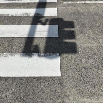 交差点(信号機の影) 交差点(信号機の影)の写真