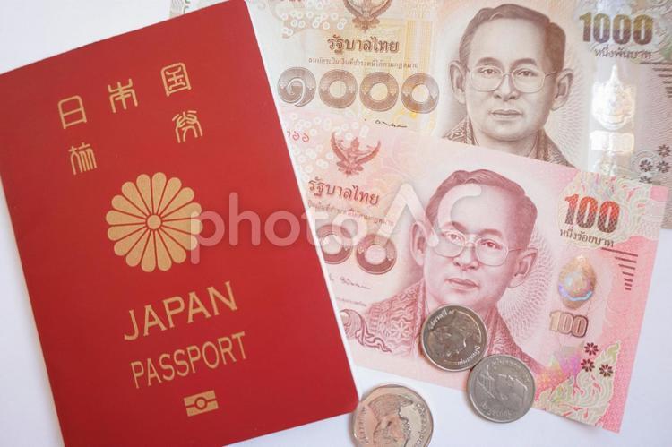 パスポートとタイのお金 bill,coin,moneyの写真素材