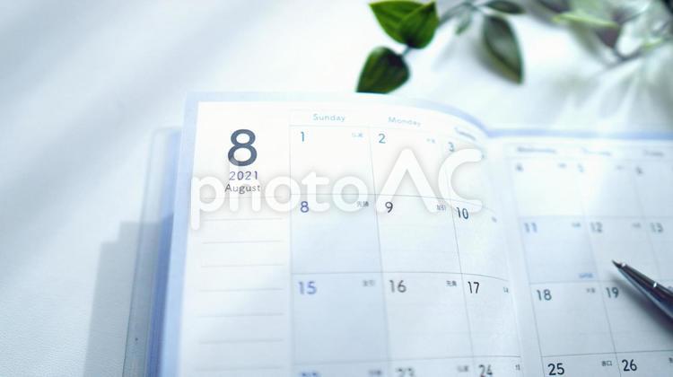 2021年8月のカレンダー、手帳とペン 2021年,2021,8月の写真素材