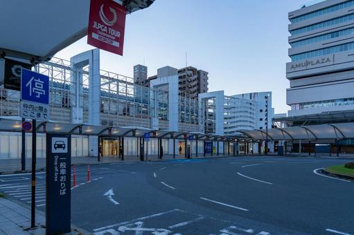 早朝の宮崎駅西口 早朝の宮崎駅西口 駅,駅舎,青空の写真素材