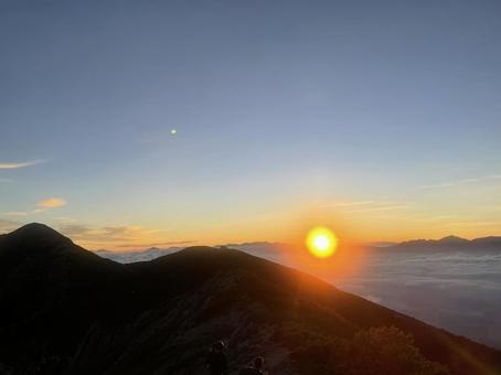 日の出 ご来光 中央アルプス6 日の出 ご来光 中央アルプス6 日が昇る,早朝の空,山の写真素材