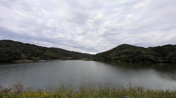 曇り空の下、静かな掛川のダム湖の写真