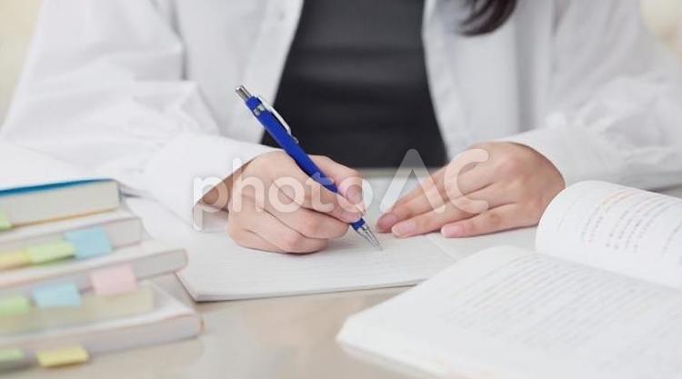 参考書で勉強をするアジア人女性 女性,学生,大学生の写真素材