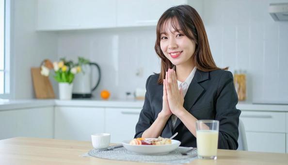 健康的で美しい女性の朝食風景 健康的で美しい女性の朝食風景の写真