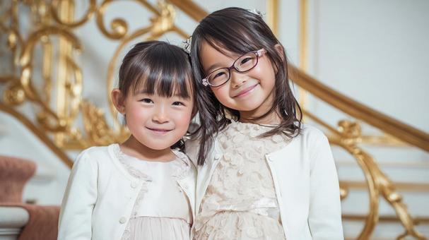 ドレスを着た二人の女の子2 ドレスを着た二人の女の子2の写真