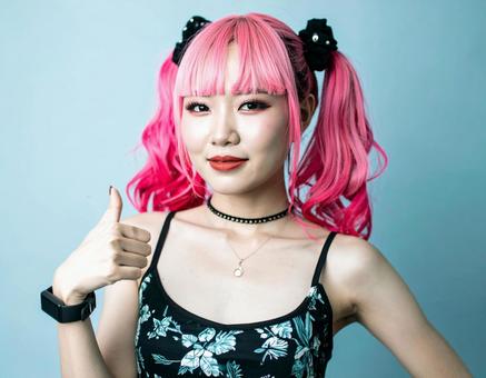 推し活するサブカル風でサイケな女の子 推し活するサブカル風でサイケな女の子の写真