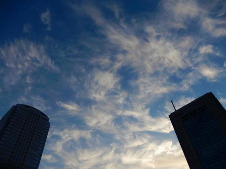 夕日に照らされた巻層雲とビルのシルエット 夕日に照らされた巻層雲とビルのシルエットの写真