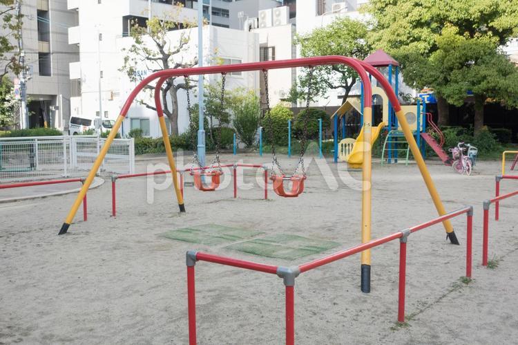 住宅街の公園　ブランコ 公園,都会,住宅街の写真素材