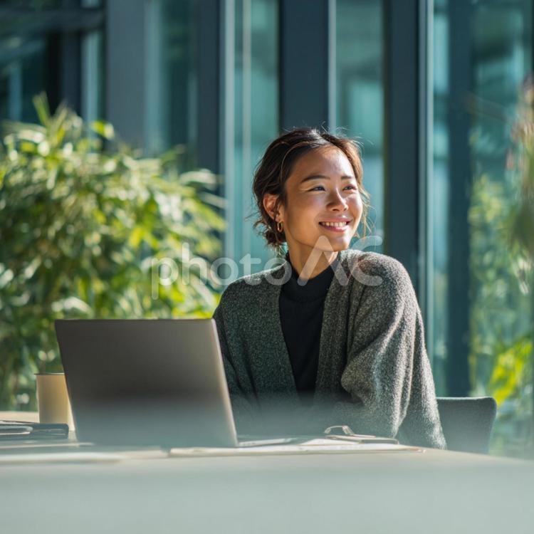 明るい窓際で仕事をする女性のポートレート ビジネス,女性,オフィスの写真素材
