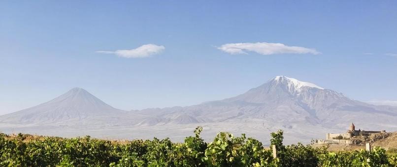 ホルヴィラップ修道院とアララト山の写真