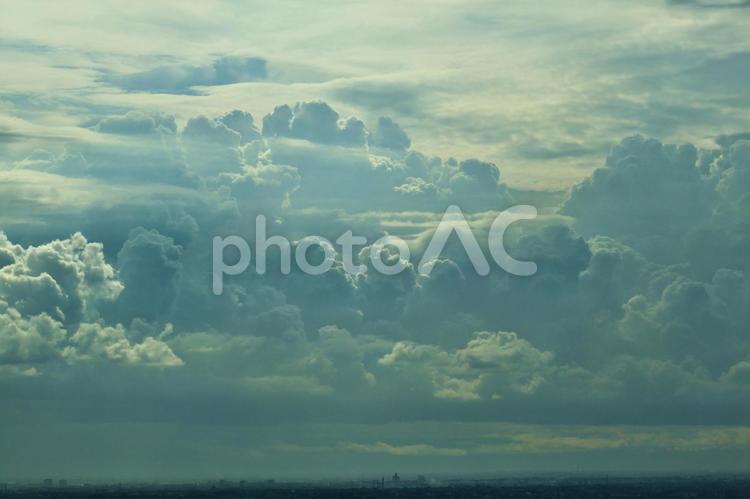 首都ジャカルタの風景2013年　嵐の予感 ジャカルタ,雨雲,積乱雲の写真素材