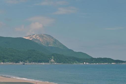 浜辺から見た真夏の恵山 浜辺から見た真夏の恵山 恵山,山,海の写真素材