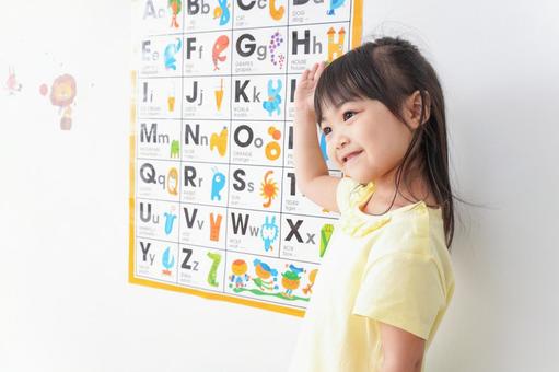 英語を勉強する子ども 英語を勉強する子ども 日本人,少女,保育園児の写真素材