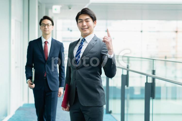 オフィスの廊下を歩くビジネスマン 日本人,人物,男性の写真素材