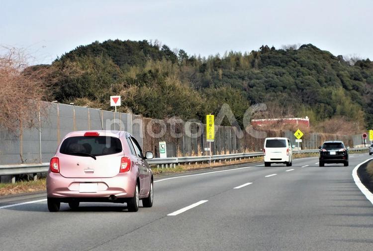 路肩縮小区間　緩いカーブの登り坂　高速 高速道路,車,路肩縮小の写真素材