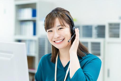 オペレーターの若い女性 オペレーター,ビジネスウーマン,ビジネスの写真素材