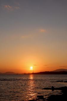 瀬戸内海と太陽 日の出,初日の出,コピースペースの写真素材