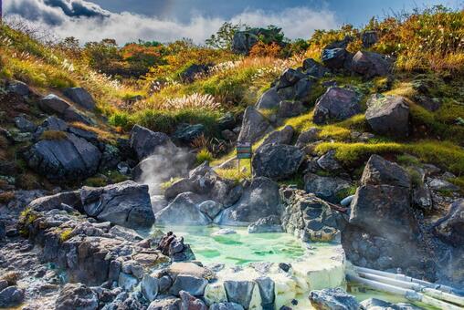 紅葉の須川源泉 源泉,湯本,須川の写真素材