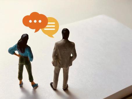 会話中の二人の会社員（ジオラマ） 会話,対話,トークの写真素材