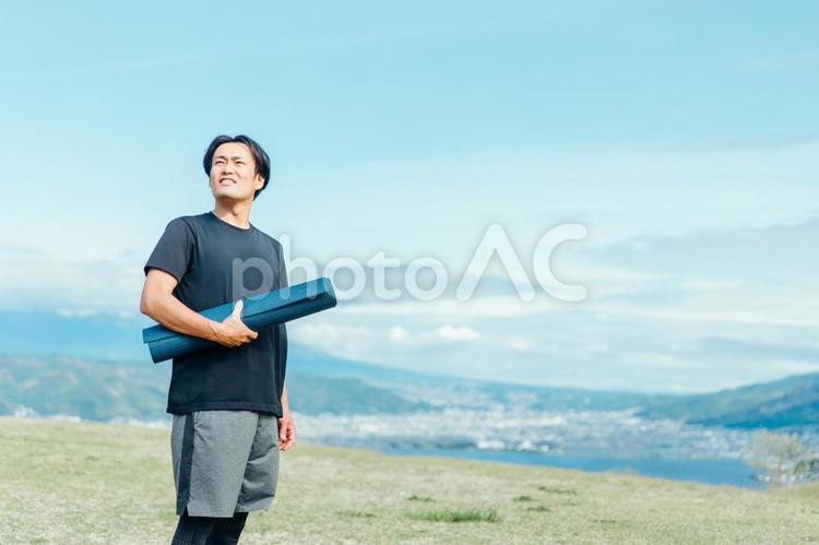 ヨガマットを持つ男性 ヨガ,ピラティス,男性の写真素材