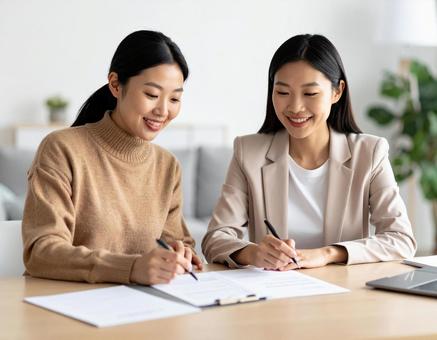 住宅の検査の打ち合わせをする女性の写真