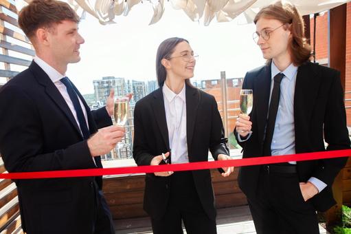 ハサミを持ち男性の方を見る笑顔の女性の写真