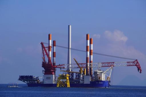 洋上風力発電機の設置工事の風景 洋上風力発電機の設置工事の風景 工事,風力発電機,エコの写真素材