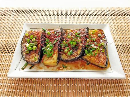 ガーリック醤油のとろとろ茄子 ガーリック醤油のとろとろ茄子 茄子,料理,ステーキの写真素材