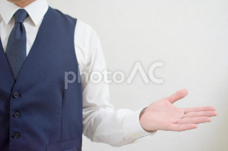 横に手を出すスーツ姿の男性 ビジネスマン,会社員,男性の写真素材