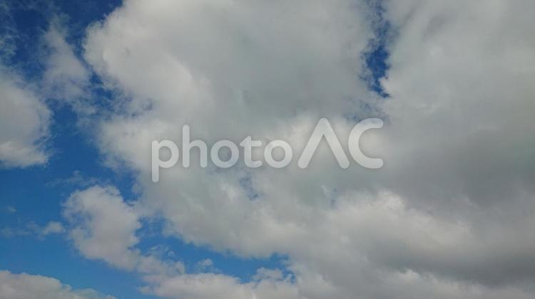 雲がもくもくしている空 雲,青空,空の写真素材