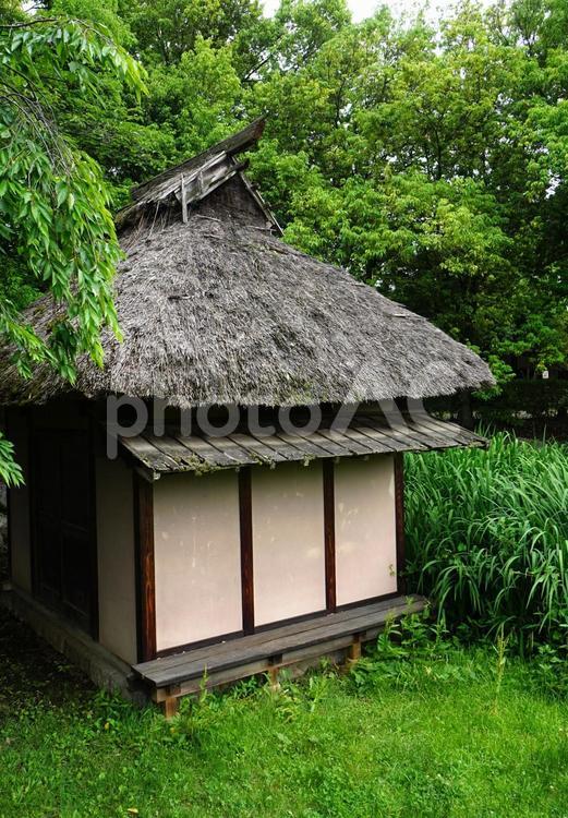 かやぶき屋根の水車小屋 茅葺屋根,旧家,土壁の写真素材