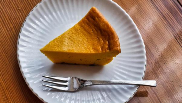 白いお皿に乗せたかぼちゃのケーキ 白いお皿に乗せたかぼちゃのケーキの写真