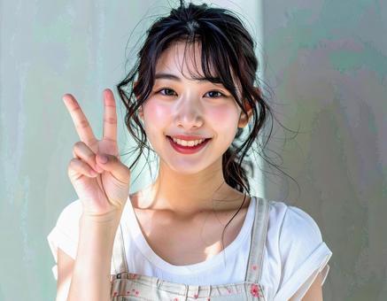 ピースサインをする笑顔の女性 ピースサインをする笑顔の女性の写真
