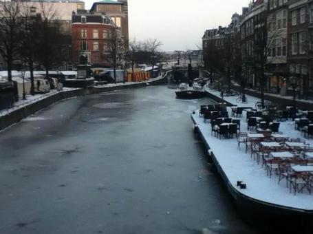 雪景色のオランダ オランダ,ライデン,カフェの写真素材