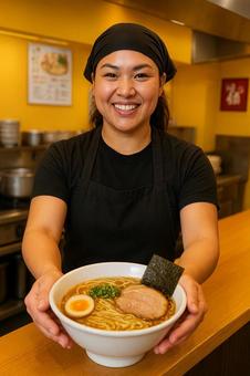 ラーメン屋さんで働く笑顔の素敵な女性 ラーメン屋さんで働く笑顔の素敵な女性の写真