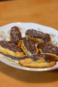 煌めくチョコエクレア エクレア,チョコレート,スイーツの写真素材