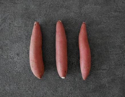 小さいサイズのさつまいも3本、あまはづき 小さいサイズのさつまいも3本、あまはづきの写真