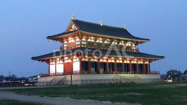 日の入り後の平城京跡本殿 何人もありません,建築,旅の写真素材