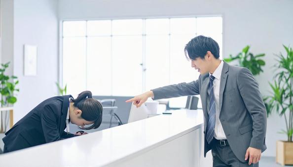 カスハライメージ:深く頭を下げる従業員 カスハライメージ:深く頭を下げる従業員の写真