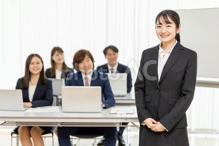研修の講師とスーツ姿の男女（笑顔） セミナー,講師,研修の写真素材
