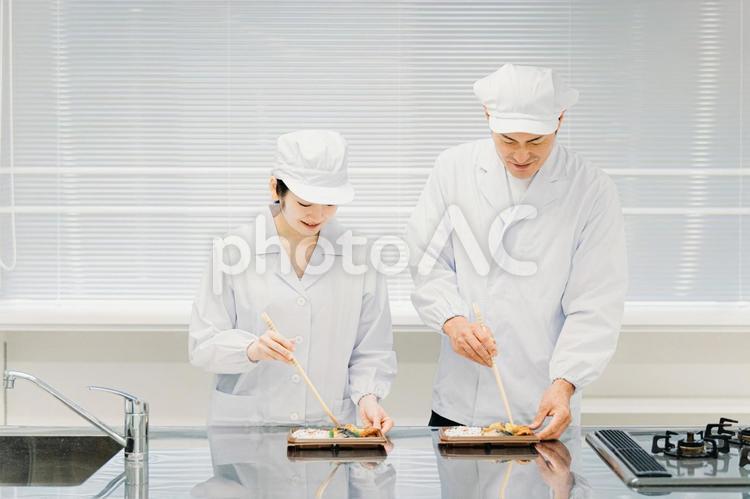 お弁当の盛り付けをする調理員（食品加工） 食品工場,食品加工,お弁当の写真素材