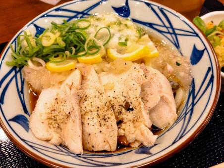 ねばとろ冷やし鶏うどん ねばとろ冷やし鶏うどん うどん,鶏肉,レモンの写真素材