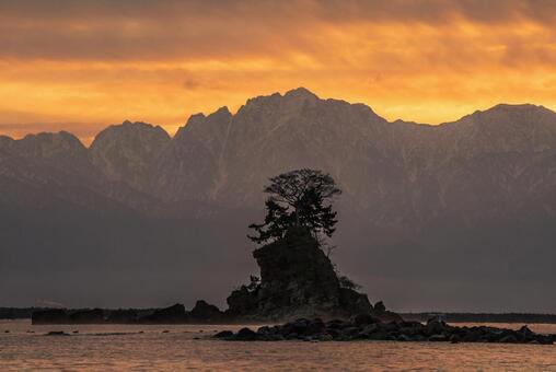 雨晴海岸と剱岳 富山,雨晴海岸,剱岳の写真素材