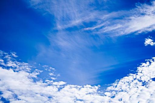 秋の空 青空と雲,晴れた空,うろこ雲の写真素材