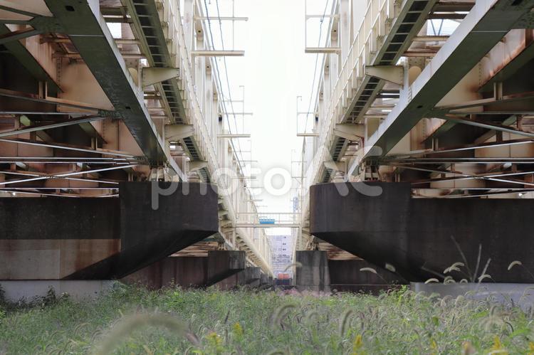 鉄橋の間から覗く空　風景 鉄橋,土手,屋外の写真素材
