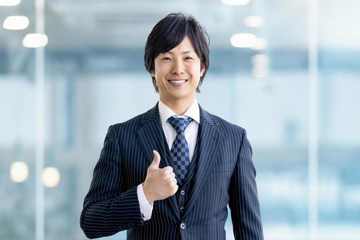 笑顔の男性ビジネスマン 笑顔の男性ビジネスマン 男性,笑顔,微笑むの写真素材