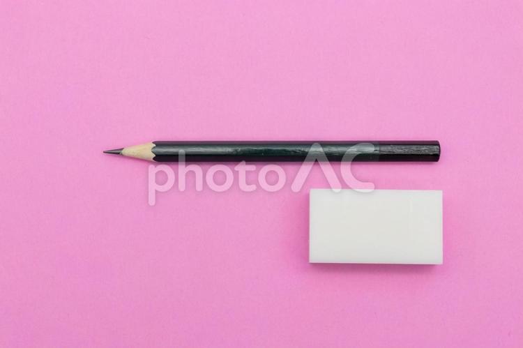 ピンク背景に鉛筆と消しゴム えんぴつ,文房具,消しゴムの写真素材
