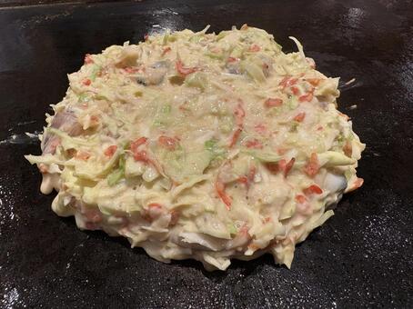 鉄板お好み焼き　焼く前 お好み焼き,粉物,鉄板の写真素材