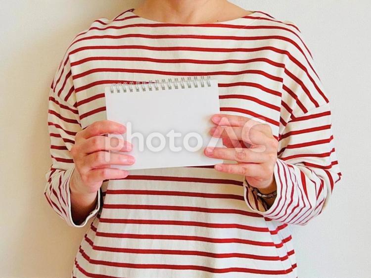 白紙のメモ帳を持った女性 ノート,白紙,メモ帳の写真素材