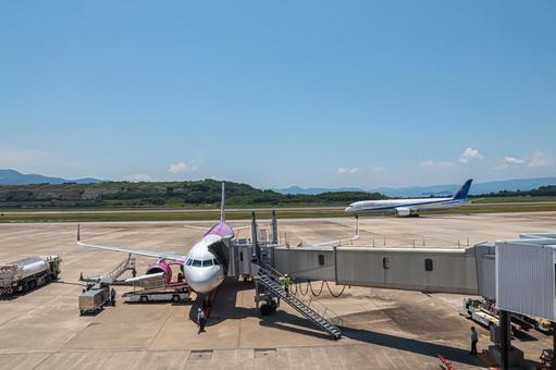 夏の、長崎空港で活発に行われる航空活動 夏の、長崎空港で活発に行われる航空活動 飛行機,航空機,旅客機の写真素材